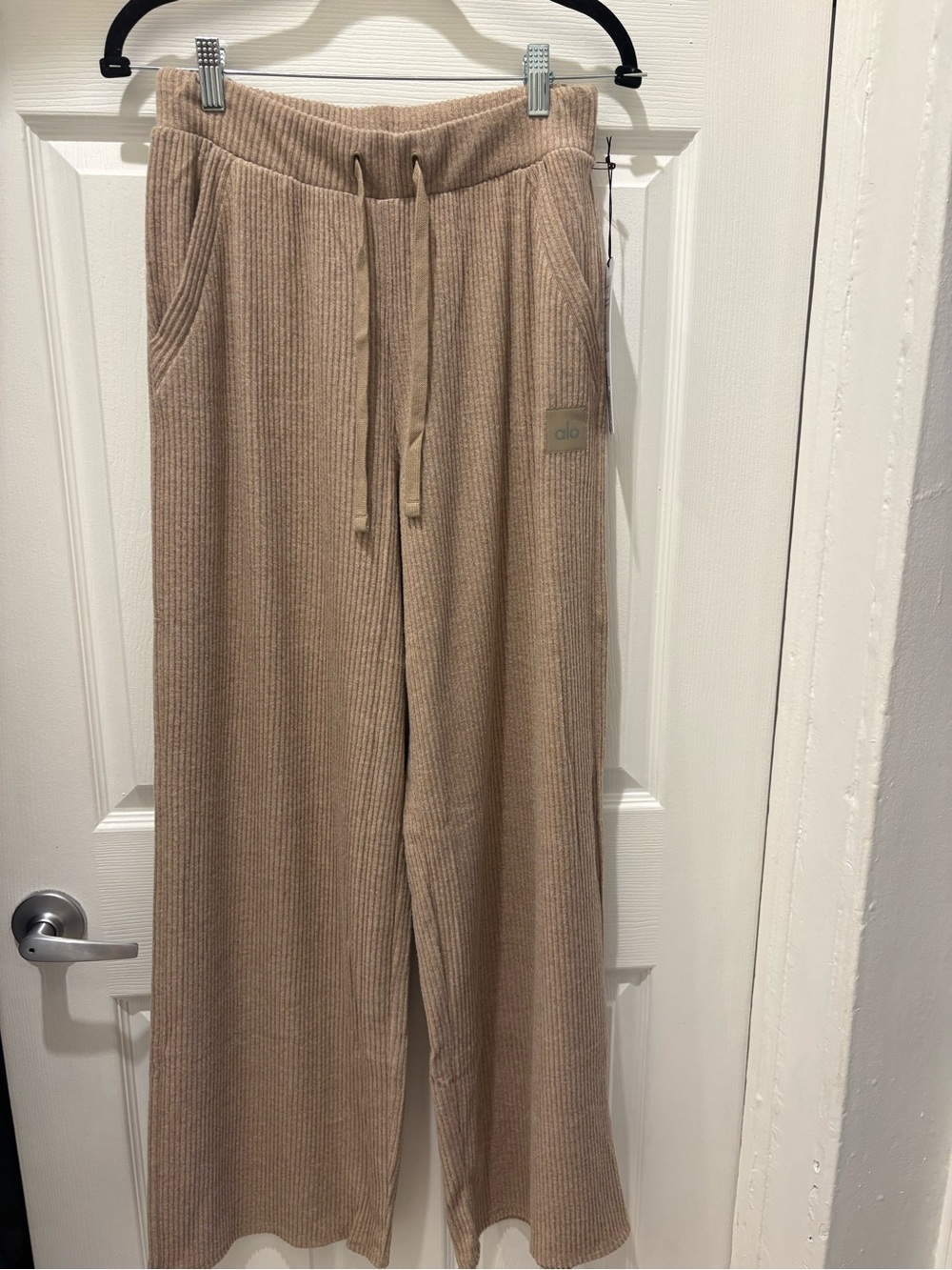 Alo Yoga Ribbed Muse Wide Leg Pant – Gravel Heather – Small –NWT sold out style - Picture 4 of 11